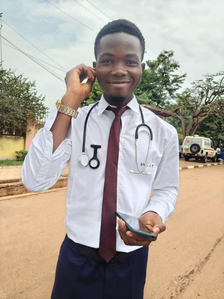 Étudiant EMS-ZTF avec stéthoscope